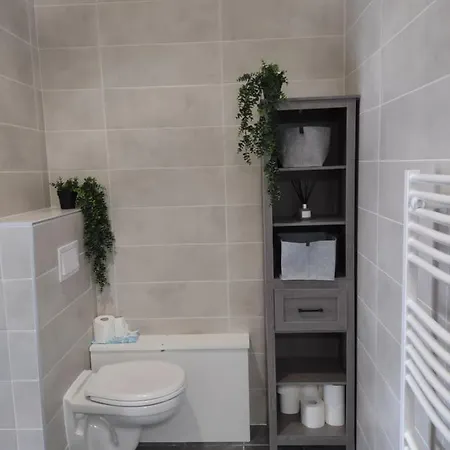 Apartment Roomy Near Town And Lift, Free Wifi And Parking